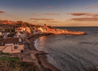How to Incorporate Coastal Design in Your Home Houses along the coastline.
