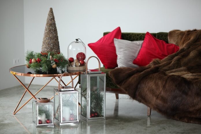 A living room decorated with Christmas decor.